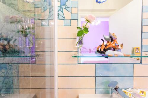 una habitación con una pared de cristal con jarrones en los estantes en Gli Artisti Apartments Rome, en Roma