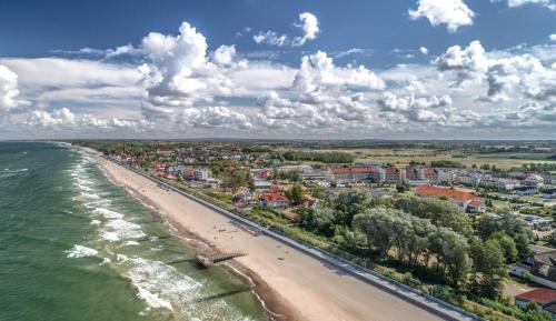 an aerial view of a beach with buildings and the ocean at Wczasowa 8 Apartments in Sarbinowo