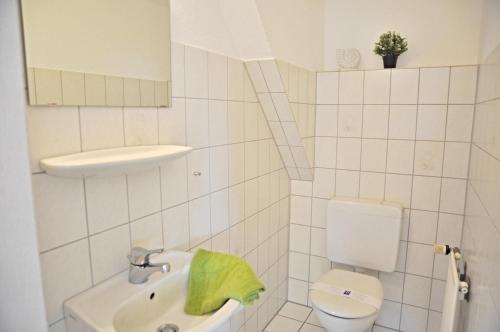 Baño pequeño con lavabo y aseo en Bounty en Laboe