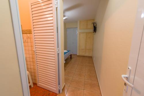 a hallway with a door leading into a room at Hotel Alto da Boa Vista in Analândia