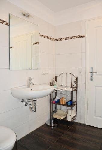 a bathroom with a sink and a mirror at Gästehaus Guntersblum in Guntersblum