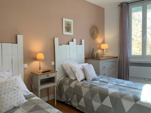 1 dormitorio con 1 cama, vestidor y ventana en Solimany en Saint-Gilles
