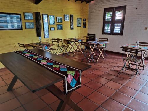 uma sala de aula com mesas e cadeiras numa sala em Pousada Doromari em Taíba