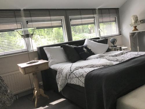 a bedroom with a bed and a lamp on a table at Bed and Breakfast Valckenbosch in Zeist