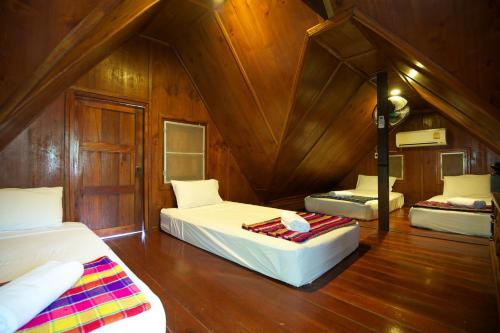 Postel nebo postele na pokoji v ubytování Koh Tao Royal Resort