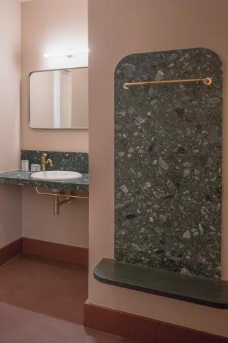 une salle de bain avec une douche avec un lavabo et un miroir dans l'établissement Joie Paris Bargue, à Paris