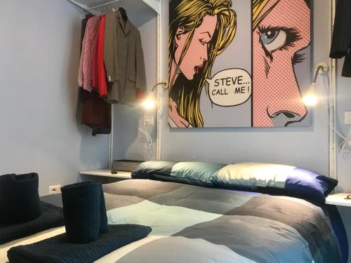 Habitación con cama y póster en la pared en Pied à Terre Sant'Agostino, en Milán