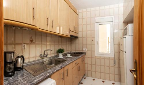 een kleine keuken met een spoelbak en een koelkast bij La Mata Beach Resort in La Mata