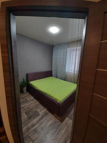 Giường trong phòng chung tại Апартаменты Дворец Спорта Новострой Маршал