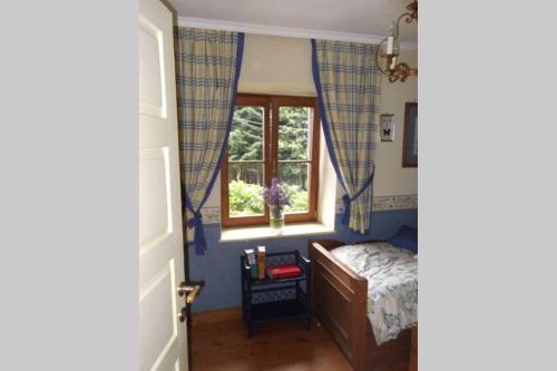聖博沃的住宿－Paola’s Country Home - Vanoi Primiero Trentino，一间卧室设有一张床和一个窗口