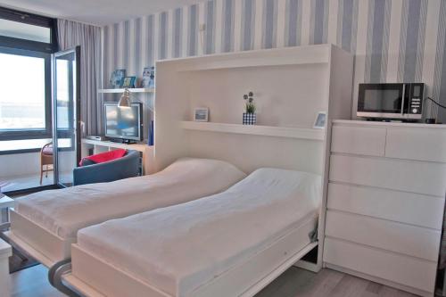 a hotel room with a bed and a tv at BRN Seemoewe in Laboe