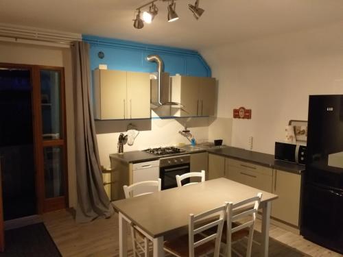 une cuisine avec une table et une cuisinière four supérieur dans l'établissement Cocooning gaillard, à Brive-la-Gaillarde