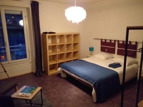 une chambre avec un lit, une table et une fenêtre dans l'établissement Cocooning gaillard, à Brive-la-Gaillarde