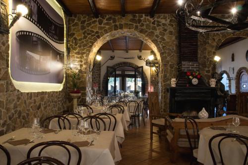 En restaurang eller annat matställe på Hotel Castello di Giuliano