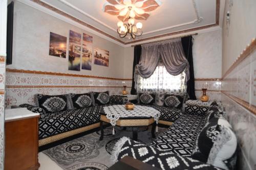 un soggiorno con divano e tavolo di appartement tanger a Tangeri