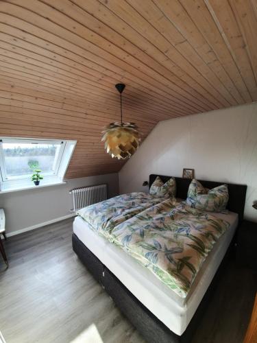 Giường trong phòng chung tại Chickenhill Blackforest, Ferienwohnung Großhans