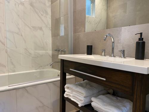 a bathroom with a sink and a bath tub at Departamento nuevo y luminoso en el centro de BA in Buenos Aires