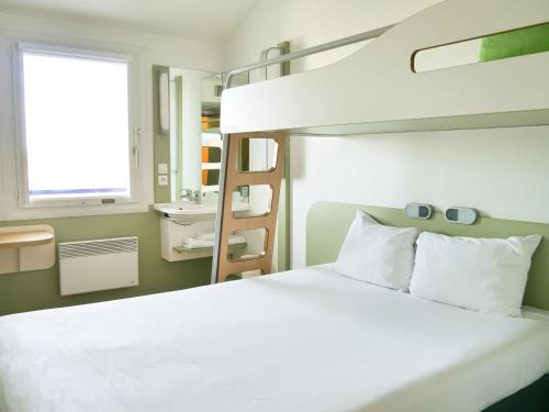 een slaapkamer met een stapelbed en een badkamer bij ibis budget Honfleur Centre in Honfleur
