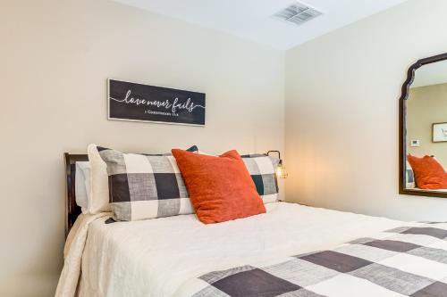 1 dormitorio con 1 cama con almohadas de color naranja en Upcountry Inn, en Helen