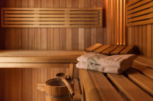 a sauna with two towels on a wooden table at martas Hotel Lutherstadt Wittenberg in Lutherstadt Wittenberg