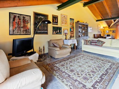 un soggiorno con 2 divani e una TV di Belvilla by OYO Secluded Apartment with Balcony a Romagnano Sesia