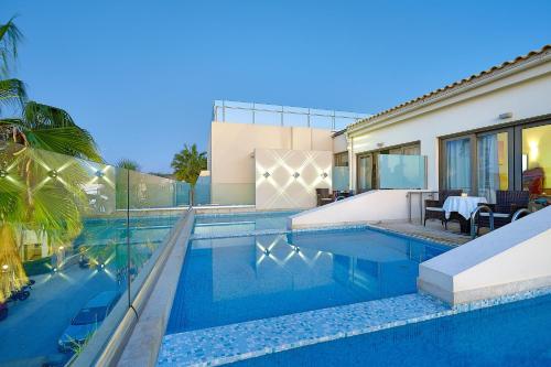 une villa avec une piscine et une maison dans l'établissement Castello Boutique Resort & Spa - Adults Only, à Sissi