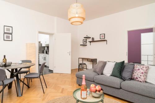 - un salon avec un canapé gris et une table dans l'établissement Business Suite St Marx, à Vienne