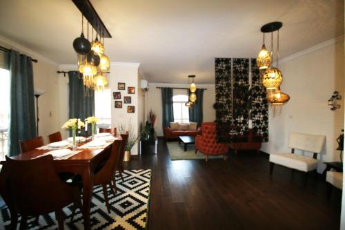 Elegant home in Madinaty compound في القاهرة: غرفة طعام وغرفة معيشة مع طاولة وكراسي