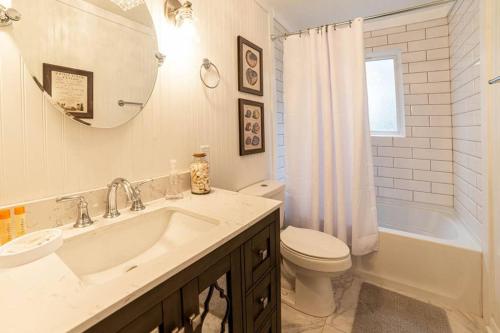 Ένα μπάνιο στο Cottage on Greene! Downtown Beaufort several Blocks Away and Parris Island a 10 Minute Drive