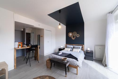 une chambre avec un lit et un bureau dans une pièce dans l'établissement LE CARRÉ MATABIAU HYPERCENTRE GARE NETFLIX, à Toulouse