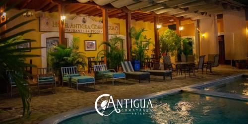 科馬亞瓜的住宿－安提瓜科馬亞瓜酒店，一座带椅子和桌子的建筑中的游泳池