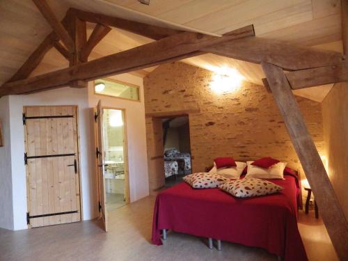 1 dormitorio con 2 camas en una habitación con techos de madera en A la Haute Bouillere, en Chavagnes-les-Redoux