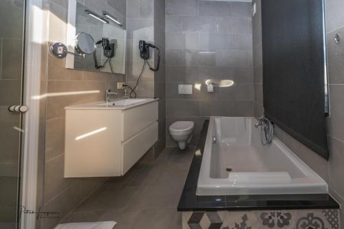 Un baño con bañera, lavabo e inodoro. en Dock 29, en Amberes