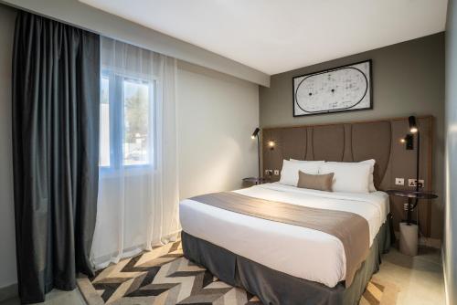  Marbella Resort -  Room  picture :    Minibar    Shower    Safety deposit box                            