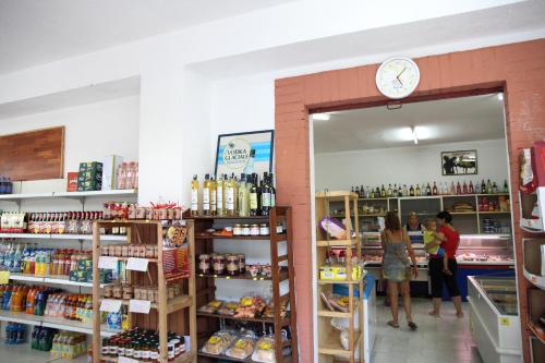 Supermarket nebo jiné obchody v  kempu nebo okolí