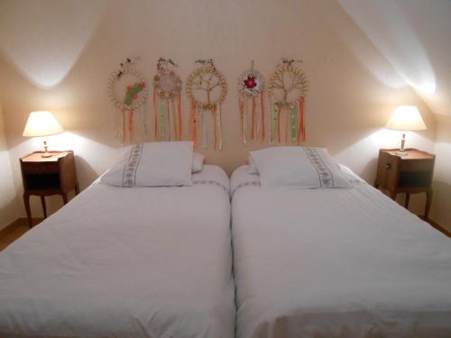 1 Schlafzimmer mit 2 weißen Betten und 2 Lampen in der Unterkunft La Roseraie in Ergué-Gabéric