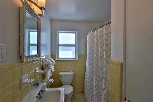 A bathroom at Ocean Eleven Suites