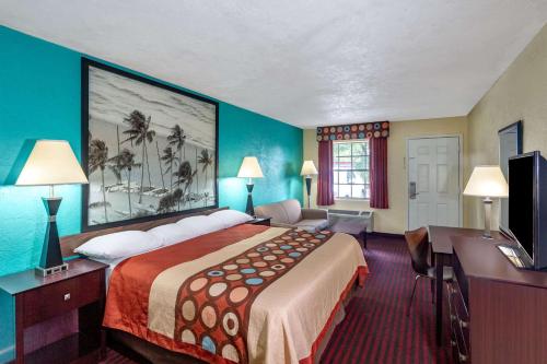 Ένα ή περισσότερα κρεβάτια σε δωμάτιο στο Super 8 by Wyndham Bradenton Sarasota Area