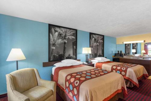 Katil atau katil-katil dalam bilik di Super 8 by Wyndham Bradenton Sarasota Area