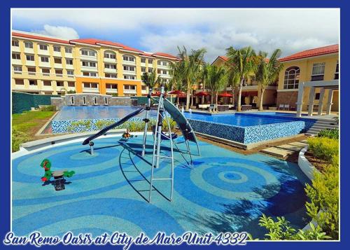 ein leerer Pool mit Rutsche in einem Resort in der Unterkunft San Remo Oasis at City de Mare U4332 in Cebu City