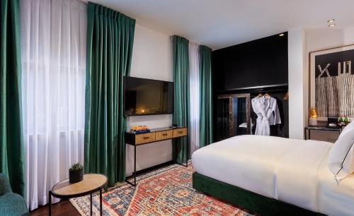 Ένα ή περισσότερα κρεβάτια σε δωμάτιο στο Townhouse Residence a member of Brown Hotels