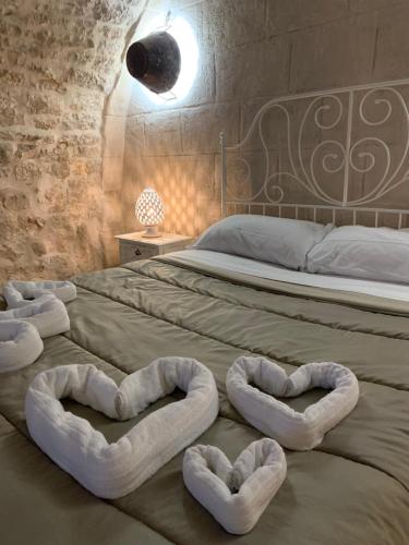 two heart shaped towels on a bed in a bedroom at fiori catene tra le torri in Conversano
