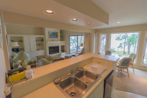 Küche/Küchenzeile in der Unterkunft Pristine 3 Bedroom Dataw Bluff Villa
