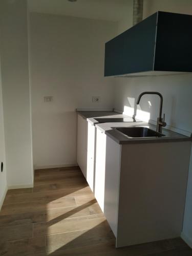 a kitchen with a sink and a counter top at Pause Lake Garda in San Giorgio
