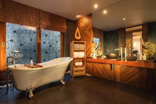 Tango Luxe Beach Villa, Koh Samui - SHA Extra Plus tesisinde bir banyo