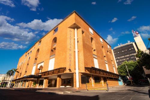 un gran edificio de ladrillo en la esquina de una calle en Hotel Tativan, en Valledupar
