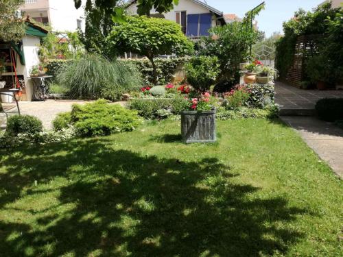 un patio con un jardín de flores y plantas en Apartments Marijana, en Vodice