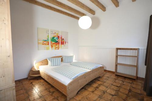 ein Schlafzimmer mit einem Bett in der Ecke eines Zimmers in der Unterkunft Landhaus Schlossberg in Medebach