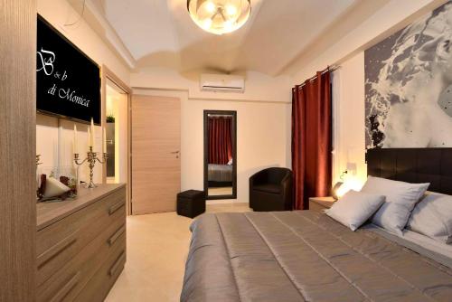 Casa CalariにあるCasa Calariの部屋の中に大きなベッドがある寝室