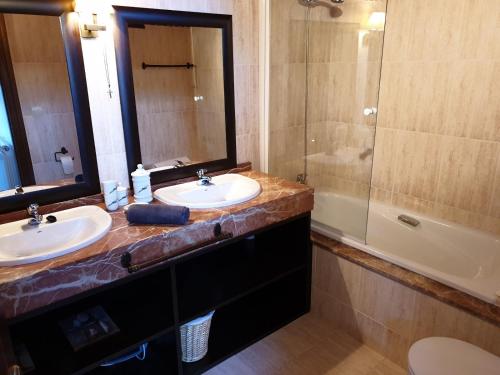 BadaguásにあるApartamento Santa Elena VUT-HU-20-093のバスルーム(洗面台2台、鏡、シャワー付)